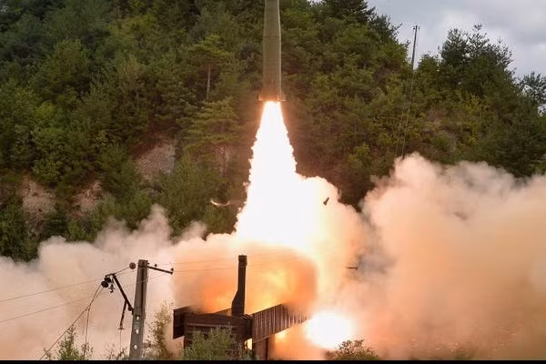 Vũ khí siêu thanh bay với tốc độ ít nhất là Mach 5, hoặc gấp 5 lần tốc độ âm thanh, nhưng chính khả năng cơ động và đường bay không thể đoán trước của chúng khiến chúng trở nên đặc biệt nguy hiểm và khó bị đánh chặn bởi các hệ thống phòng không và tên lửa truyền thống.