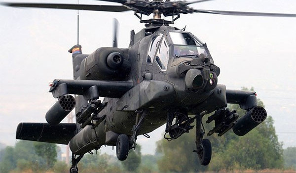 Hệ thống tác chiến điện tử trên chiếc AH-64 Apache cũng rất tuyệt vời và giúp nó trở thành một đối thủ “đáng gờm” khi sở hữu hệ thống tác chiến điện tử tích hợp AN/APR-39A, cảm biến AN/APR-48A, cảm biến cảnh báo AN-AVR-2, hệ thống gây nhiễu radar AN/ALQ-136 và hệ thống mỗi bẫy giúp đối phó tên lửa đối không.