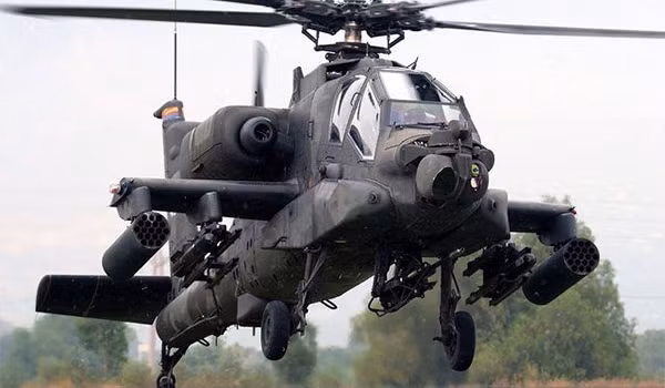 Hệ thống tác chiến điện tử trên chiếc AH-64 Apache cũng rất tuyệt vời và giúp nó trở thành một đối thủ “đáng gờm” khi sở hữu hệ thống tác chiến điện tử tích hợp AN/APR-39A, cảm biến AN/APR-48A, cảm biến cảnh báo AN-AVR-2, hệ thống gây nhiễu radar AN/ALQ-136 và hệ thống mỗi bẫy giúp đối phó tên lửa đối không.
