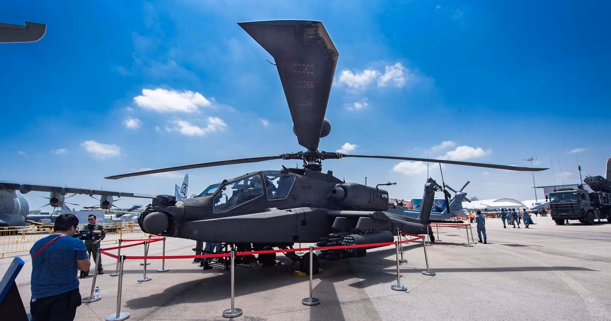 Dòng trực thăng này được Boeing Defense, Space &amp; Security sản xuất từ năm 1997 cho đến nay, trước đó là Hughes Helicopters (1975-1984) và McDonnell Douglas (1984-1997). Cái tên Apache được đặt theo tên một bộ tộc thổ dân da đỏ ở Bắc Mỹ. 