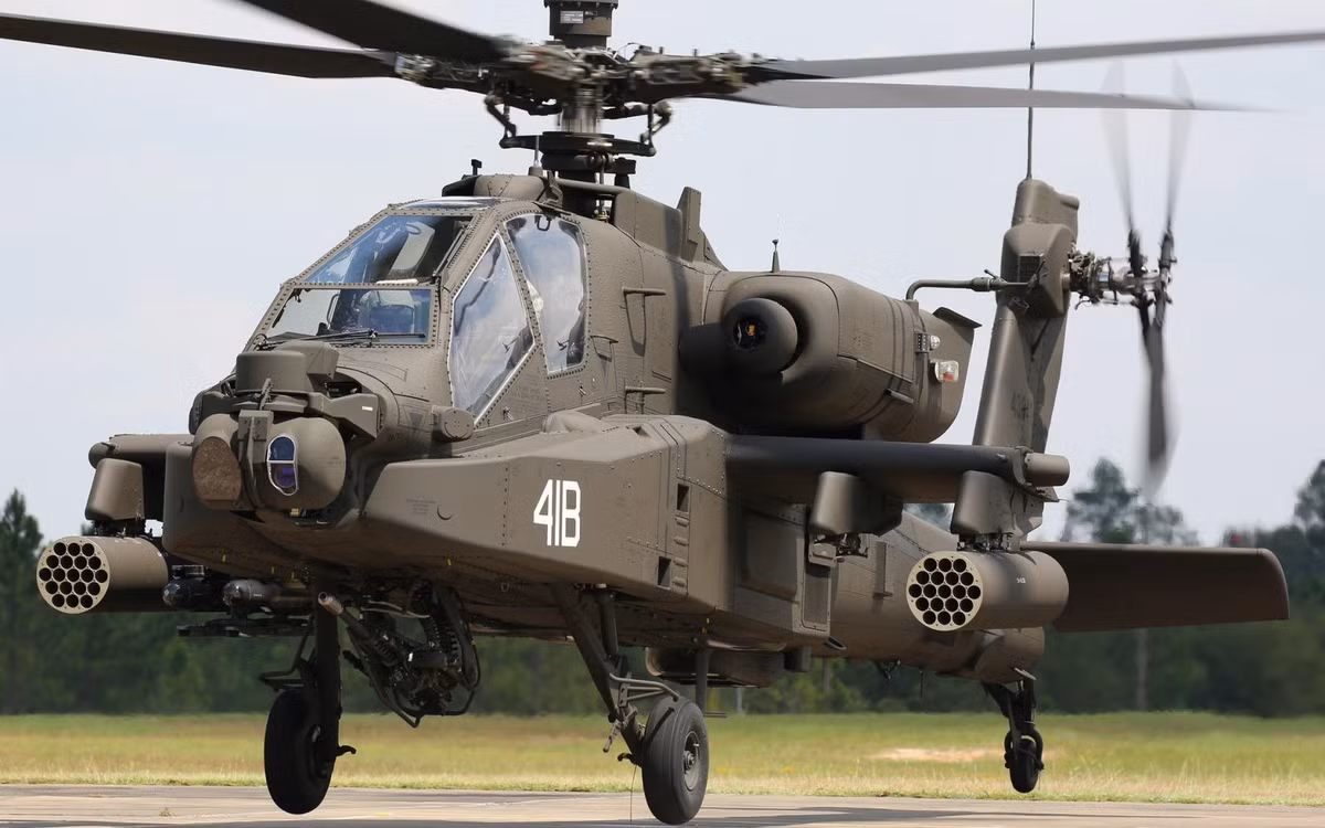 AH-64 Apache mang theo 2 phi hành đoàn trong kíp lái và có tải trọng cất cánh tối đa là 9.500kg.