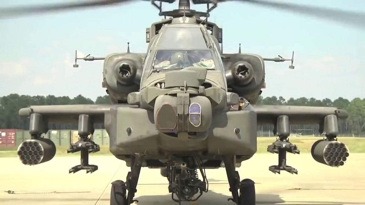 Hệ thống điện tử của Apache cũng là những hệ thống rất tân tiến, được trang bị radar bước sóng milimet trên đỉnh rotor chính có thể cung cấp cho chiếc trực thăng này khả năng phát hiện các mối đe doạ trong điều kiện tầm nhìn kém và các mục tiêu lộn xộn trên mặt đất. 