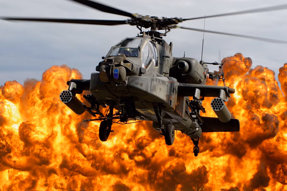 Ngoài ra, AH-64 còn đem theo mình tên lửa không đối đất AGM-114 Hellfire hoặc tên lửa Hydra 70 ở 4 bệ phóng treo ở 2 bên cánh. Còn có các tên lửa tầm nhiệt như AIM-92 Stinger hay AIM-9 Sidewinder và AGM-122 treo ở đầu chóp cánh.