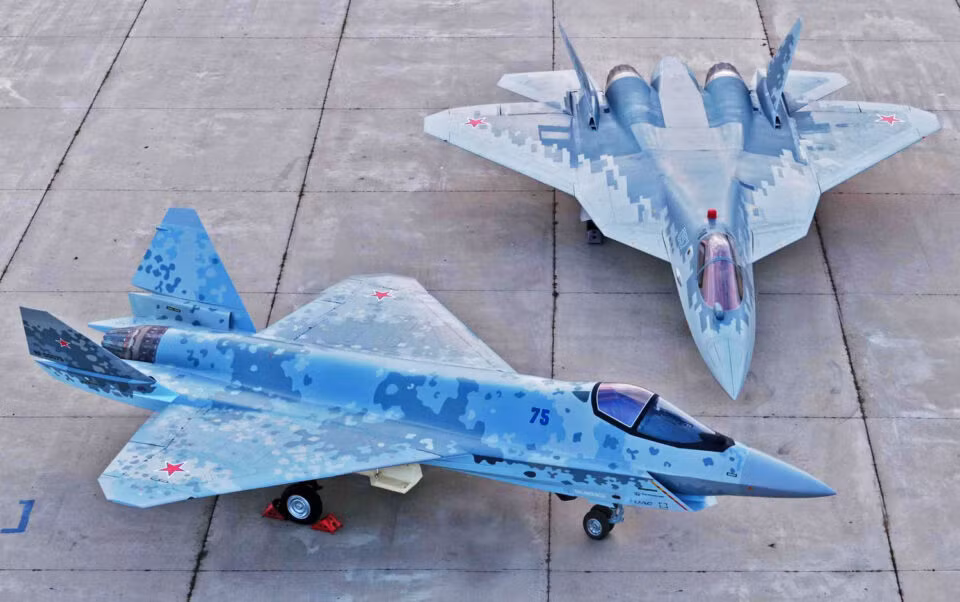 Và đặc biệt, chính là có sự góp mặt của Sukhoi Su-75 Checkmate, chiến đấu cơ tàng hình thế hệ thứ 5 của Nga mới phát triển. Đây chính là sự hiện diện mà có thể khiến cho Mỹ phải chú ý.