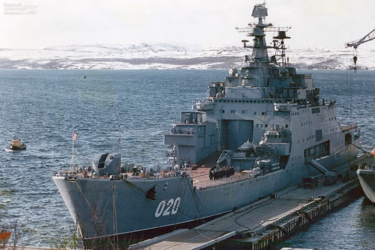 Lực lượng vũ trang trên chiếc soái hạm của Hạm đội Biển Đen Nga sẽ bao gồm tới khoảng 50 chiếc xe bọc thép chiến đấu, 10 xe tăng chiến đấu đến 6 tàu đổ bộ thuộc lớp tàu đổ bộ Serna hoặc Dyugon.