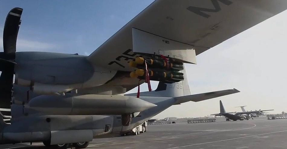 Về AC-130, đây là một máy bay vận tải chiến lược hạng nặng của Không lực Mỹ. Phiên bản cường kích của loại máy bay này có biệt danh "Lô cốt bay" bởi nó có thể mang theo rất nhiều loại vũ khí với trọng lượng cất cánh tối đa đạt đến gần 80.000kg.