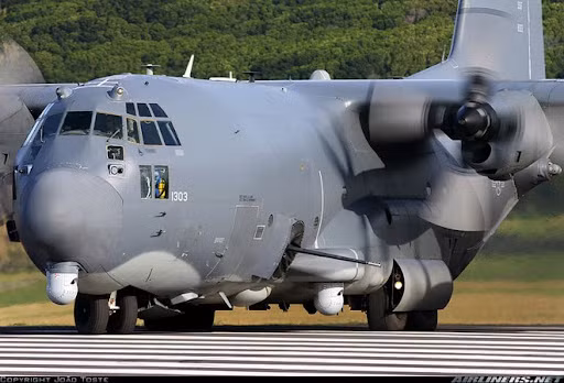 Kích thước của “Lô cốt bay” này cũng rất khổng lồ, chiều dài thân của nó là 34,37m, sải cánh tận 40,41m và chiều cao là 11,66m. Với kích thước này, cường kích AC-130J có thể đem theo 13 phi hành đoàn để vận hành dàn vũ khí khổng lồ kể trên.