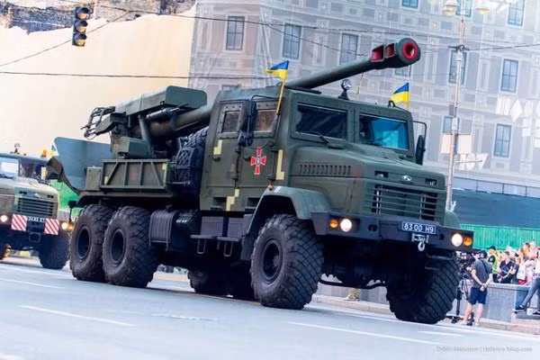 Cụ thể, thay vì đường kính nòng được sử dụng ở Liên Xô là 152 mm, các kỹ sư tại Kiev đã chế tạo Bogdana với cỡ nòng 155 mm.