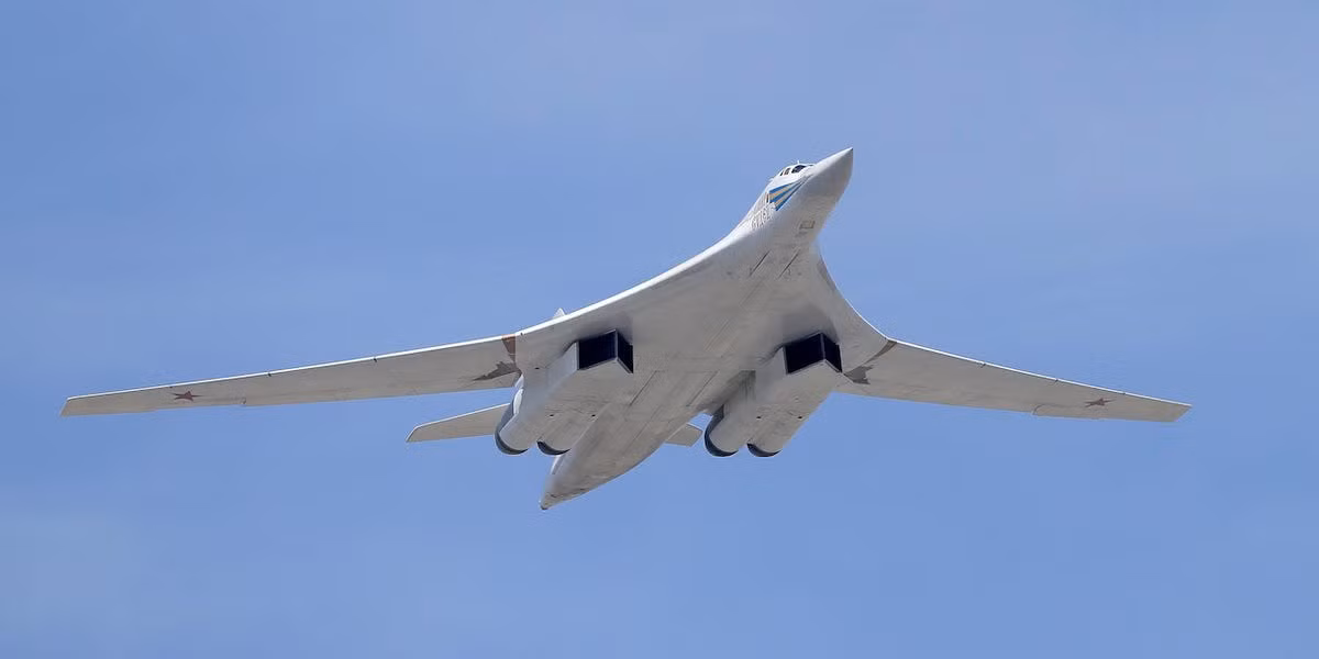 Theo nguồn tin từ một kênh thông tấn Nga, chiếc oanh tạc cơ chiến lược hoàn toàn mới của Nga là Tupolev Tu-160M “Thiên nga trắng” sẽ được ra mắt lần đầu tiên trên đường băng của Xí nghiệp Hàng không Kazan (thuộc hãng hàng không Tupolev) vào tháng 12 này.