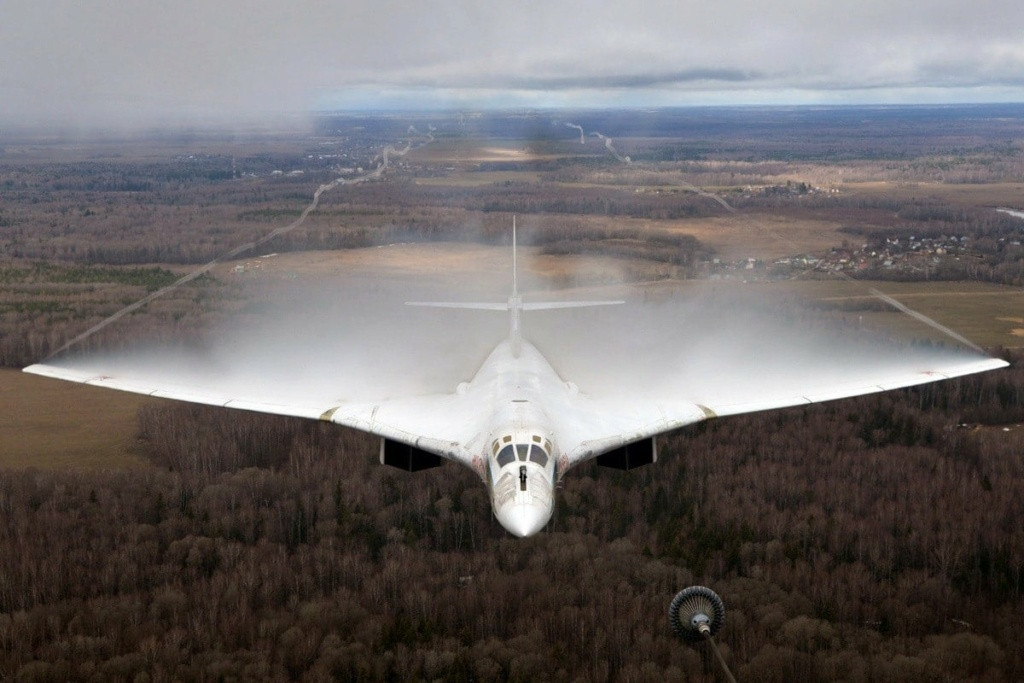 Và ngoài kỷ lục về trọng tải của mình, oanh tạc cơ Tu-160 này còn được biết đến với một kỷ lục khác – máy bay vận tải lớn nhất thế giới mang tốc độ siêu âm.