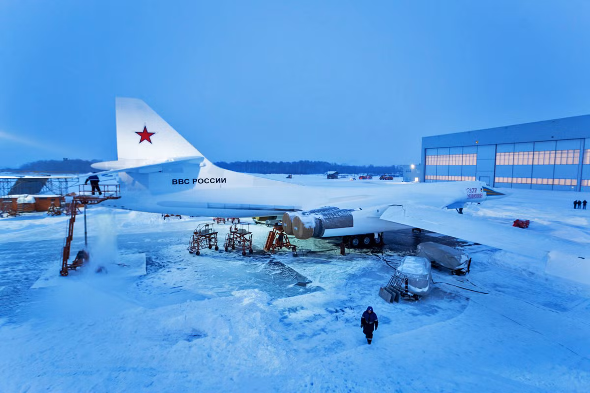 Dòng oanh tạc cơ Tu-160 “Thiên nga trắng” này được phát triển với trọng tải “đồ sộ”, lên tới 275 tấn tải trọng cất cánh tối đa, đảm bảo mọi nhu cầu của một oanh tạc cơ chiến lược tối tân.