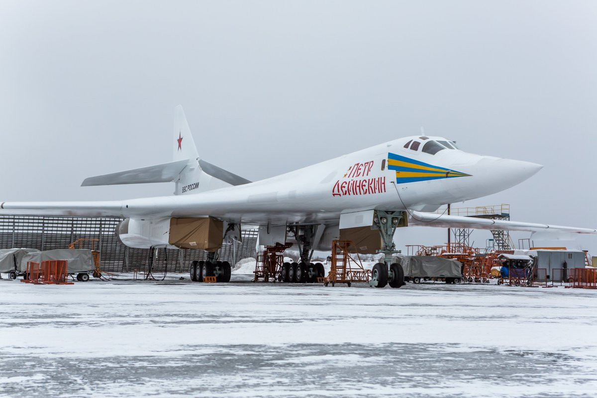 Tupolev Tu-160 “Thiên nga trắng” này còn có hiệu NATO là Blackjack, dòng oanh tạc cơ này đã xuất hiện từ sớm hồi Liên Xô cũ, là một máy bay ném bom chiến lược mang tên lửa cánh quét biến đổi siêu âm đầy uy lực của Quân đội Nga hiện nay.