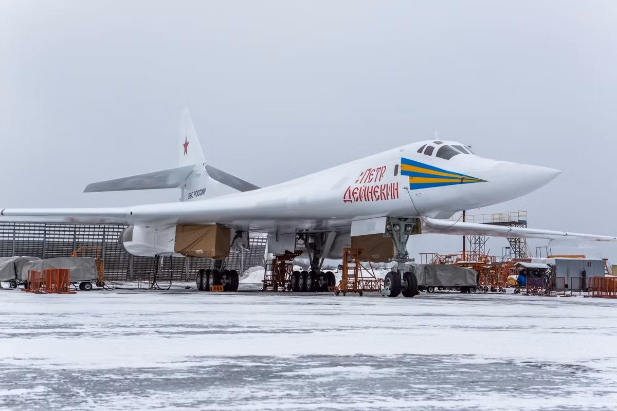 Tupolev Tu-160 “Thiên nga trắng” này còn có hiệu NATO là Blackjack, dòng oanh tạc cơ này đã xuất hiện từ sớm hồi Liên Xô cũ, là một máy bay ném bom chiến lược mang tên lửa cánh quét biến đổi siêu âm đầy uy lực của Quân đội Nga hiện nay.