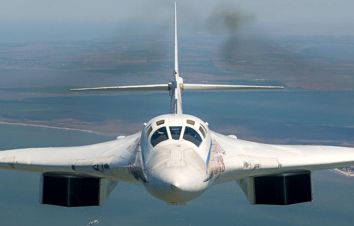 Với trọng tải “đồ sộ” kể trên, Tu-160 sẽ bao gồm 4 phi hành đoàn trên nó, và trong số tải trọng đó, sẽ có tới 2 khoang vũ khí trên Tu-160 mang tới hơn 46 tấn vũ khí các loại.