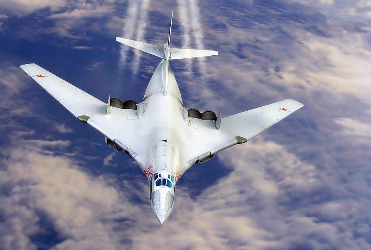 Với tới 4 bộ động cơ Kuznetsov NK-32 dạng tuabin cánh quạt đầy mạnh mẽ, Tu-160 có thể đạt tới một tốc độ “kinh hoàng” đối với một oanh tạc cơ, lên đến Mach 2.05, điều mà chưa một oanh tạc cơ nào trên thế giới làm được.