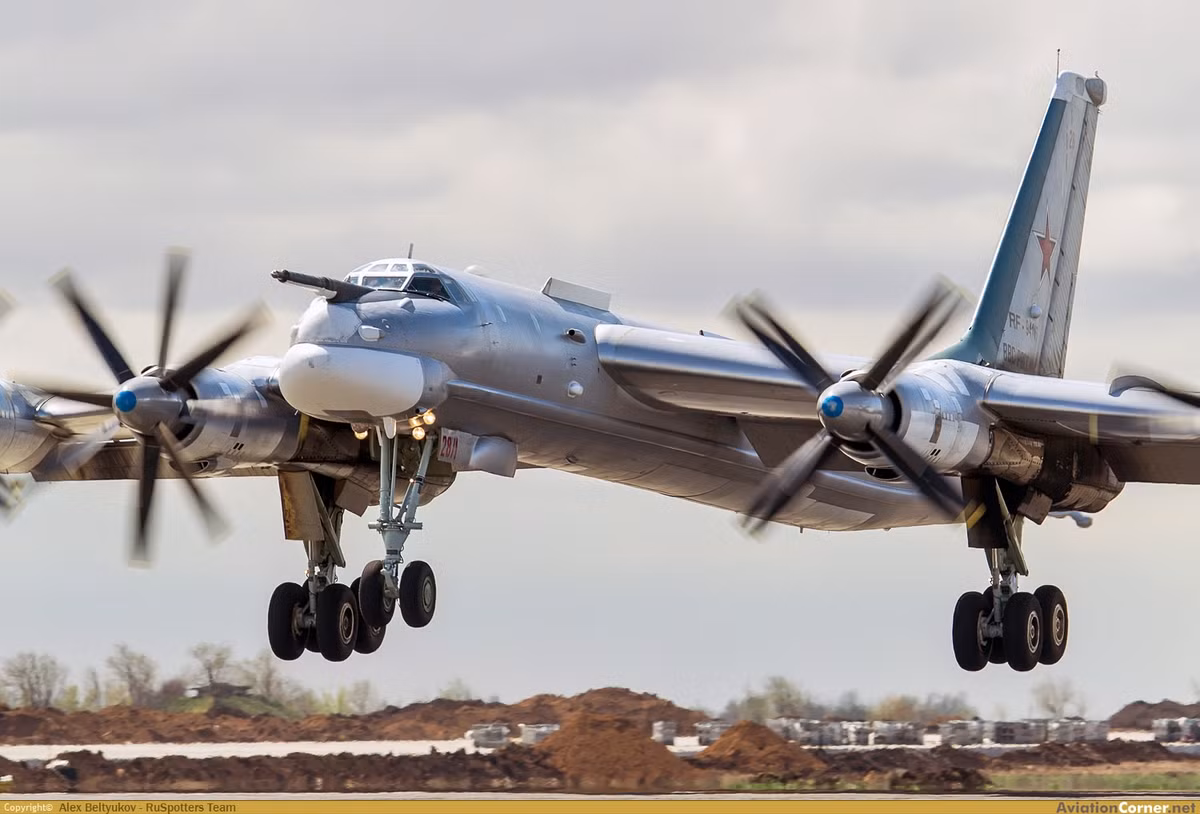 Cùng với các oanh tạc cơ Tu-95MS, Tu-160 cũng là một trong những trụ cột trong Lực lượng Hàng không tầm xa thuộc Lực lượng Hàng không Vũ trụ Nga.