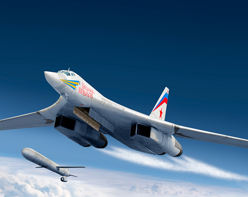 Trong đó, Tu-160 sẽ có sự xuất hiện của 2 nền tảng phóng tên lửa quay, mỗi cái sẽ giữ tới 6 tên lửa Kh-55 nguyên bản hoặc tới 12 tên lửa Raguda Kh-15 mang uy lực mạnh mẽ.