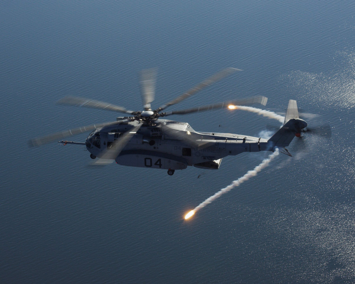 Được thiết kế là một trực thăng vận tải quân sự, nên chắc chắn trên CH-53K cũng sẽ xuất hiện một số lượng vũ khí nhất định để bản thân nó có thể tự vệ tốt, về vũ trang thì chúng sử dụng các khẩu đại liên GAU-21 cùng GAU-15/A để thực hiện tác chiến.