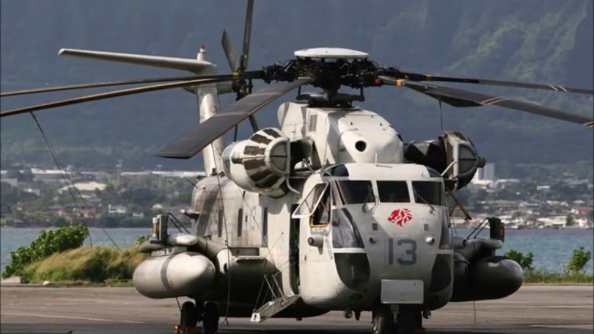 Về các CH-53K này, đây là biến thể mới nhất của Mỹ, dựa trên nền tảng dòng trực thăng hạng nặng CH-53 Sea Stallion do tập đoàn Sikorsky phát triển cho Hải quân Mỹ từ những năm 1960.