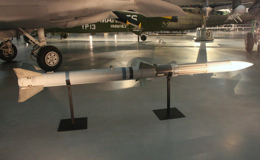 Tầm bắn của các AIM-120 hoạt động tốt trong phạm vi có thể hơn 180km với các biến thể hiện đại nhất, với sự chính xác từ hệ thống radar dẫn đường chủ động.