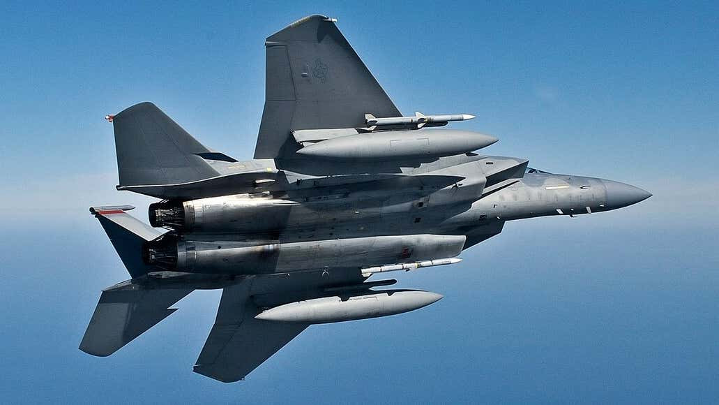 Với khối lượng khoảng 152kg, chiều dài 3.7m và đường kính 180mm, các AIM-120 có thể được lắp đặt trên các chiến đấu cơ với số lượng tương đối và thuận tiện, đặc biệt với dòng tiêm kích F-15 của Mỹ đang được Arab Saudi sử dụng chính trong các cuộc chống trả Houthi.