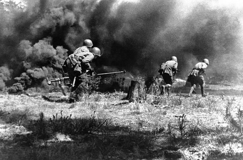 Boris Gorbachevsky, chỉ huy một tiểu đội bộ binh thuộc Sư đoàn Súng trường 215 nhớ lại: “Hàng ngàn mảnh đạn pháo, như các con bọ cạp, văng vào những người lính, cắt lìa thi thể họ trộn vào đất cát. Các sĩ quan còn sống tiếp tục hô ‘Xung phong! Xung phong!’ trước khi gục ngã nốt bên thi thể các chiến sĩ của mình”.