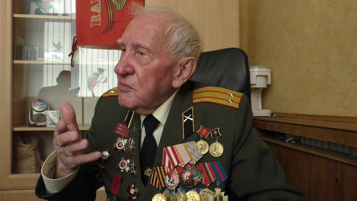 Petr Mikhin, chỉ huy trung đội tác xạ của Sư đoàn Súng trường 52 nhớ lại cảnh đánh giáp lá cà với quân địch trong mưa lớn: “Trong chiến hào, nước ngập tới đầu gối, ở dưới nước là thi thể đồng đội chúng tôi và xác chết của lính Đức. Chân đứng trên nền trơn trượt, chúng tôi phải cố giữ thăng bằng, tránh né những đòn chết người và giáng đòn đáp trả”.