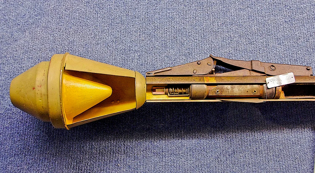 Về chi tiết mẫu tên lửa vác vai Panzerfaust 3 mà Ukraine đã nhận được, đây là một loại vũ khí chống tăng hoàn toàn không giật dùng một lần hiện đại bắt nguồn từ Tây Đức thời Chiến Tranh Lạnh. Nguồn ảnh: author.today.