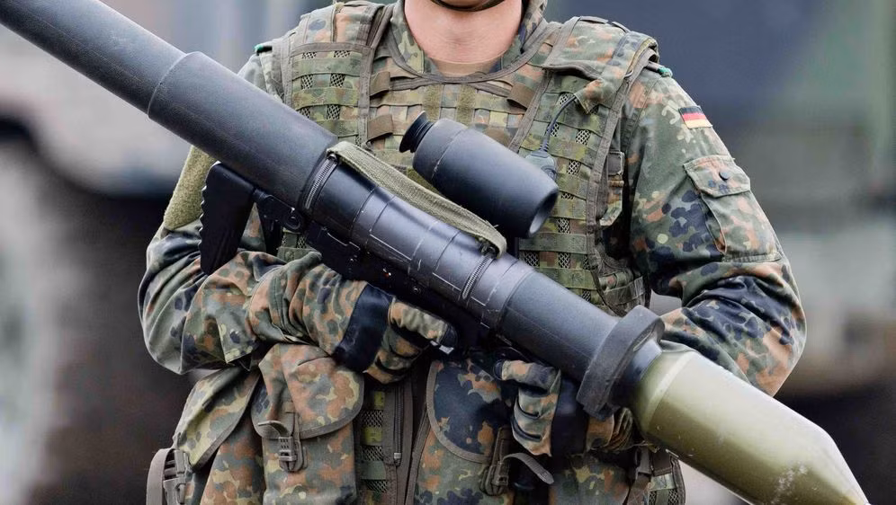 Và chắc chắn rằng, với việc được trang bị thêm các vũ khí chống tăng một lần Panzerfaust 3, Quân đội Ukraine sẽ có thể chống trả các đợt tấn công của Quân đội Nga tốt hơn, nhất là trước khi nhận được các hệ thống này, họ đang thiếu vũ khí chống tăng trầm trọng. Nguồn ảnh: sat1.at.