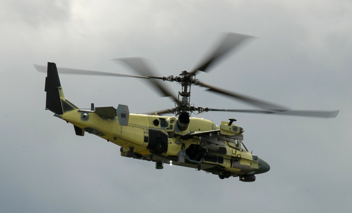 Và ngoài khuôn khổ Dubai Airshow 2021 lần này, nguyên mẫu Ka-52M này cũng đã từng thực hiện bay thử lần đầu tiên trước đây vào tháng 8/2020, dựa trên những kinh nghiệm thực tiện được Quân đội Nga rút ra, khi chinh chiến tại chiến trường ở Syria.