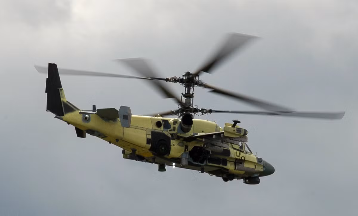 Và ngoài khuôn khổ Dubai Airshow 2021 lần này, nguyên mẫu Ka-52M này cũng đã từng thực hiện bay thử lần đầu tiên trước đây vào tháng 8/2020, dựa trên những kinh nghiệm thực tiện được Quân đội Nga rút ra, khi chinh chiến tại chiến trường ở Syria.