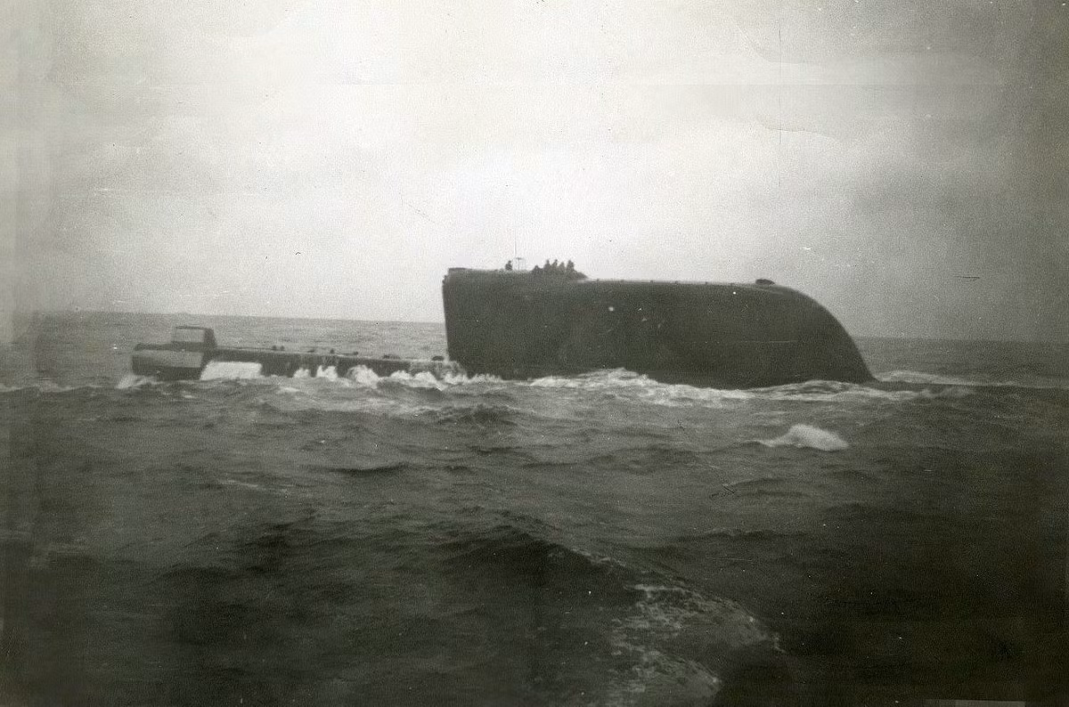 Các tàu ngầm lớp Hotel cũng đã trải qua nhiều cuộc xung đột, các cuộc chiến đầy nguy hiểm từ khi được nhập biên chế Hải quân Nga, và tất cả các tàu ngầm chạy năng lượng hạt nhân lớp Hotel này đã dừng hoạt động từ năm 1987, chính thức loại biên vào năm 1991.