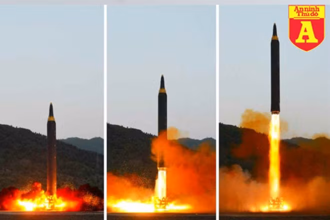 Với tên lửa Hwasong-12, chúng ta đã được chứng kiến một loại tên lửa đầy uy lực tới từ Bắc Triều Tiên, sở hữu tầm bay cao tới 2.000km, được đánh giá có thể phóng đi trong phạm vi lên tới 800km, đánh dấu khả năng “đáng quan ngại” rằng, CHDCND Triều Tiên sẽ còn thử nghiệm nhiều loại tên lửa đạn đạo tối tân hơn nữa. Nguồn ảnh: KCNA.