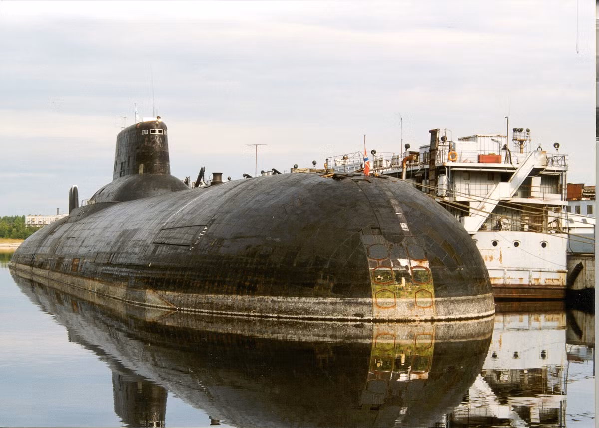 Chi tiết về uy lực của các SSBN thế hệ thứ 4 thuộc lớp tàu ngầm Borey-A của Nga, chúng được Sevmash phát triển với tải trọng choán nước là 24.000 toàn tải, nhỏ hơn nhiều so với các thế hệ SSBN cũ của Nga hay thời Liên Xô cũ, ví dụ như các tàu ngầm thuộc lớp Typhoon nổi tiếng, lên tới 48.000 tấn tải. Nguồn ảnh: commons.m.wikimedia.org.