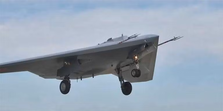 Ông Nikolov cũng cho rằng, nhà báo người Mỹ đánh giá cao khả năng tàng hình của F-35 là đáng ngờ, nhất là khi nó phải đối diện những tổ hợp tên lửa phòng không thế hệ mới do Nga chế tạo.