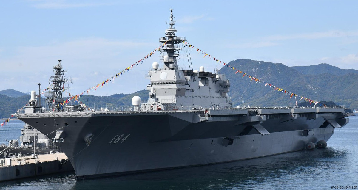 DDH-184 có thể mang theo tối đa là 28 máy bay, trong đó có sự xuất hiện của 7 chiếc trực thăng ASW và 2 trực thăng SAR. Cùng với đó là hệ thống vũ khí tân tiến bao gồm 2-3 hệ thống Phalanx CIWS và 2 SeaRAM.