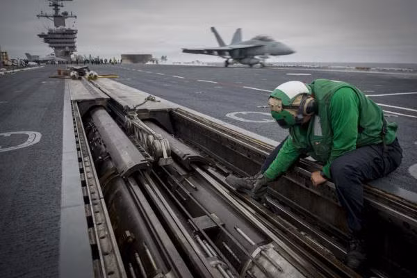 Và để tác chiến hiệu quả nhất khi xuất kích, tàu khu trục này cũng có vũ trang cực kì đáng gờm. Xuất hiện trên con tàu này có sự góp mặt của 3 hệ thống Phalanx CIWS, 2 bệ phóng dành cho tên lửa RIM-116 và 2 bệ phóng khác cho tên lửa Mk 57 mod 3.