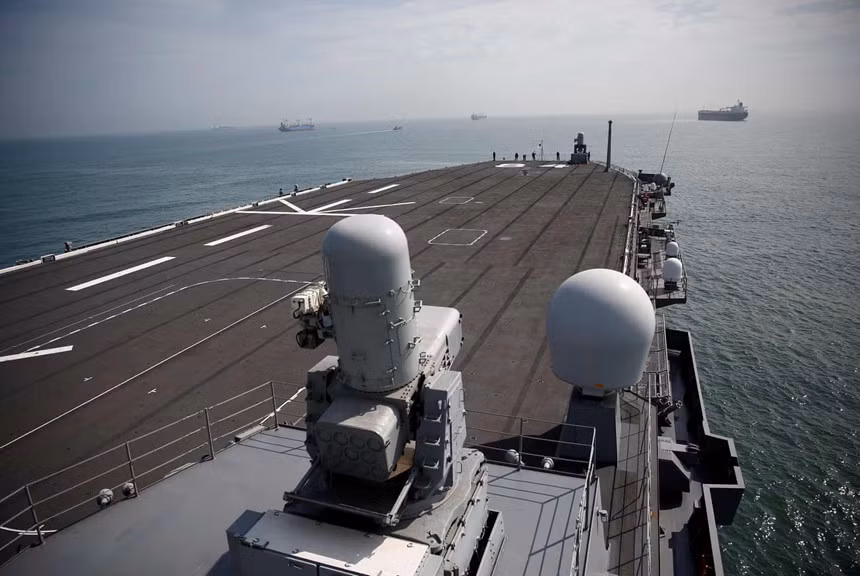 Còn về JS Kaga (DDH-184) của Nhật Bản, tàu khu trục này hoạt động như một tàu sân bay trực thăng và là chiếc thứ 2 trong lớp tàu khu trục Izumo của nước này, thuộc Lực lượng Tự vệ trên biển Nhật Bản.