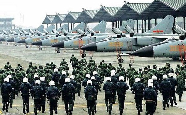 Chúng được thiết kế nhỏ gọn hơn với khoảng hơn 28 tấn tải trọng cất cánh tối đa, trong đó là có gần 7 tấn vũ khi được trang bị với các loại bom thông minh định vị bằng laser và tên lửa cho các nhiệm vụ khác nhau, cùng với đó là một khẩu pháo hàng không cỡ nòng 23mm. Nguồn ảnh: BATT.