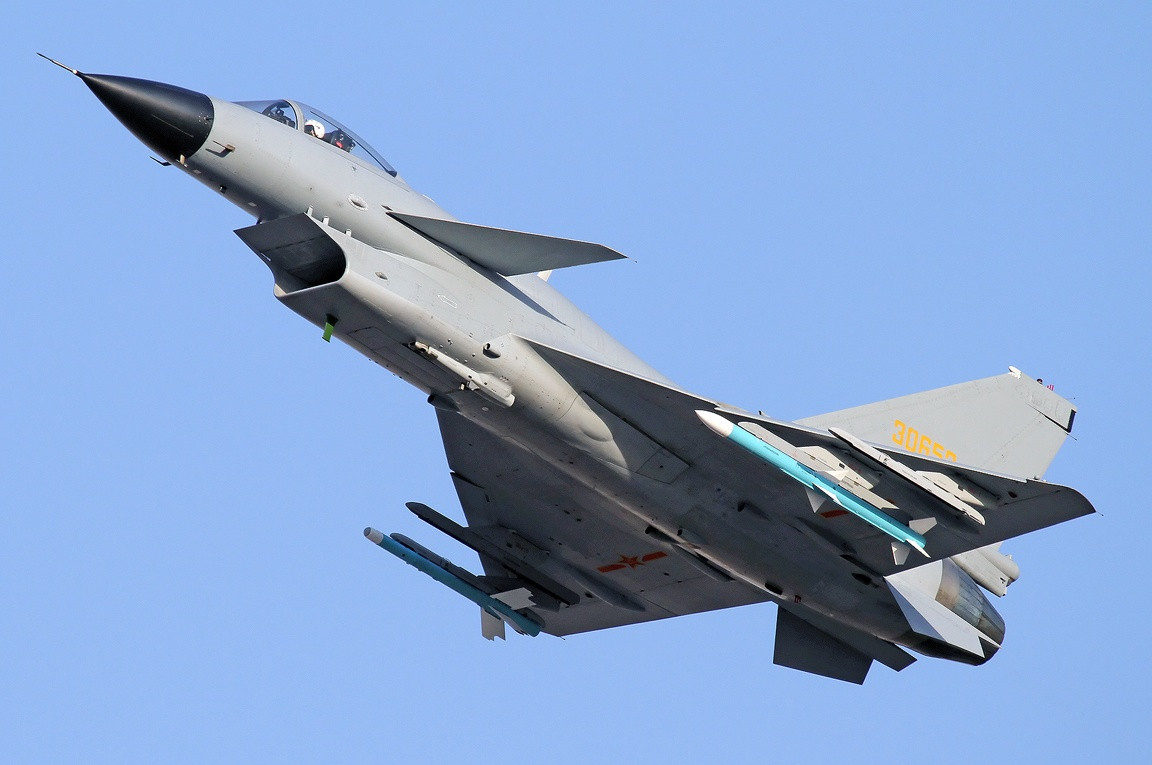 Chúng vẫn có cho mình một khẩu pháo hàng không nhằm hỗ trợ tác chiến một cách tối ưu, hơi khác so với một số nền tảng chiến đấu cơ của Trung Quốc ở phần 1, chúng chỉ mang theo khẩu pháo hàng không cỡ nòng 23mm thay vì là 30mm, tuy nhiên vẫn cực kỳ tối ưu trong chiến đấu. Nguồn ảnh: imapetay.blogspot.com.