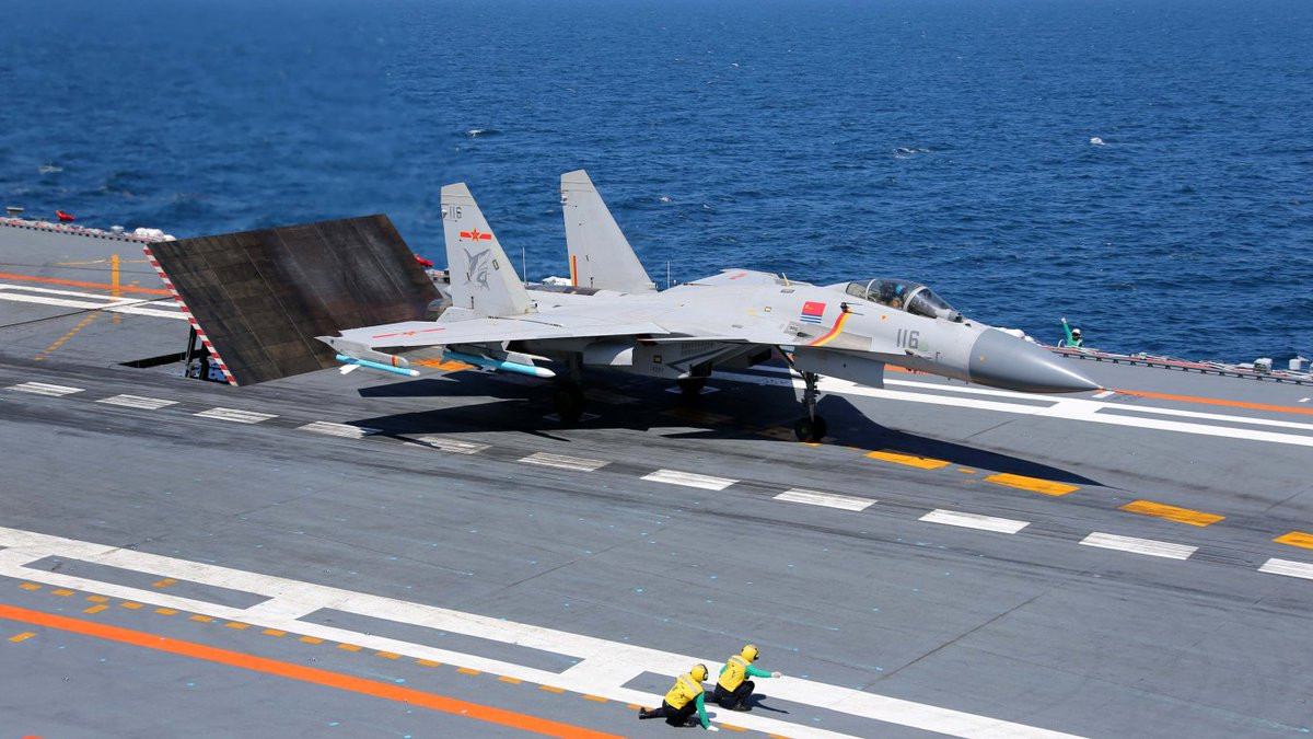 Vì với mỗi chiếc tiêm kích J-15 của mình, các hàng không mẫu hạm Trung Quốc đã phải mang theo mình tới 17,5 tấn tải/ chiếc ở trọng lượng rỗng, và khi đạt mức tải trọng cất cánh tối đa, các tiêm kích J-15 phải nặng tới 32 tấn. Nguồn ảnh: QQ.