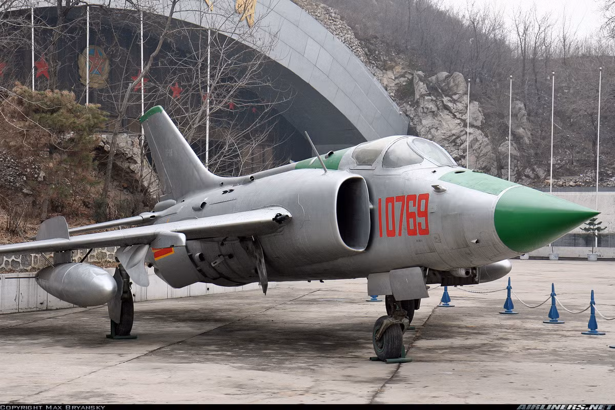 Tiếp đến, chúng ta có sự phát triển của các cường kích của Trung Quốc khi chúng ngày càng giúp quân đội chiếm được ưu thế hơn khi tổ chức tấn công, nhất là khi với việc mẫu oanh tạc cơ Q-5 “cổ lỗ sĩ” của Trung Quốc đã ngưng hoạt động vào năm 2017. Nguồn ảnh: forums.somethingawful.com.