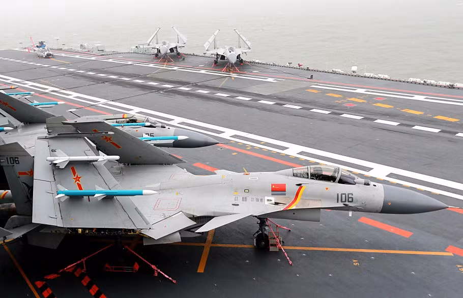 Tuy nhiên, dù tối ưu và đặc biệt là vậy, chúng cũng đã khiến Trung Quốc phải đau đầu khi gặp vấn đề rào cản tải trọng, vì sử dụng các J-15 này cũng đồng nghĩa các tàu sân bay Trung Quốc trở thành những tàu sân bay nặng nhất trên thế giới được đưa vào sử dụng. Nguồn ảnh: redsamovar.com.