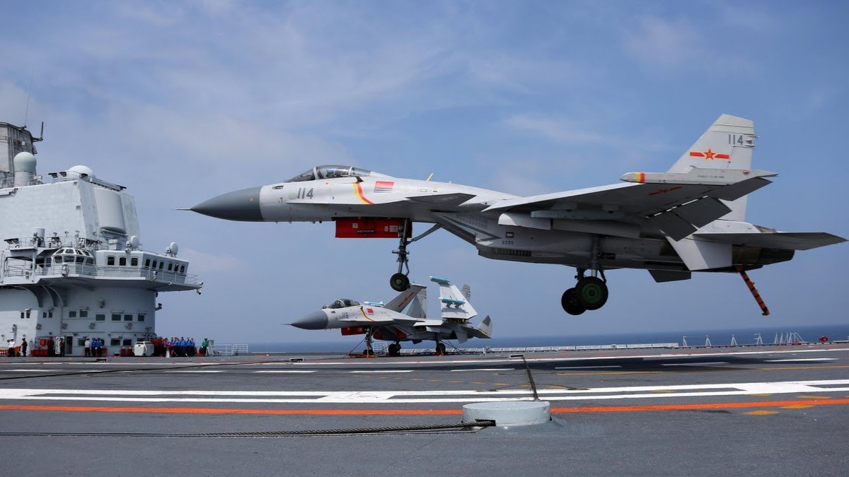 Ngoài chúng ra, Trung Quốc cũng có một mẫu tiêm kích được thiết kế dành cho hàng không mẫu hạm của mình cũng cực kỳ nổi tiếng và thú vị là mẫu tiêm kích J-15. Nguồn ảnh: QQ.