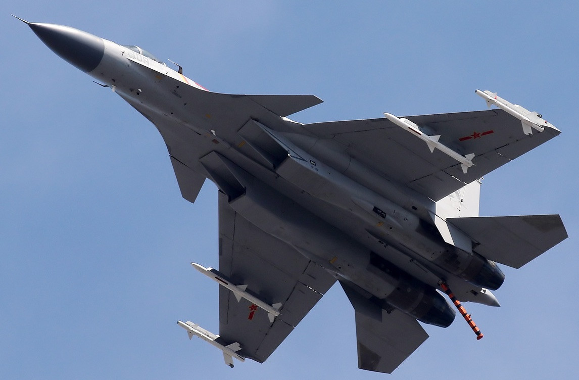 Về lý do tại sao các J-15 lại nặng nề như vậy, chúng đã được thiết kế có tới 12 giá cứng treo vũ khí, đi kèm với đó là khả năng tương thích với các loại tên lửa chống hạm đến đối không, thậm chí là các loại bom thông minh cùng rocket, hay cả các loại thiết bị đối kháng điện tử chống radar. Nguồn ảnh: Sino Defence.