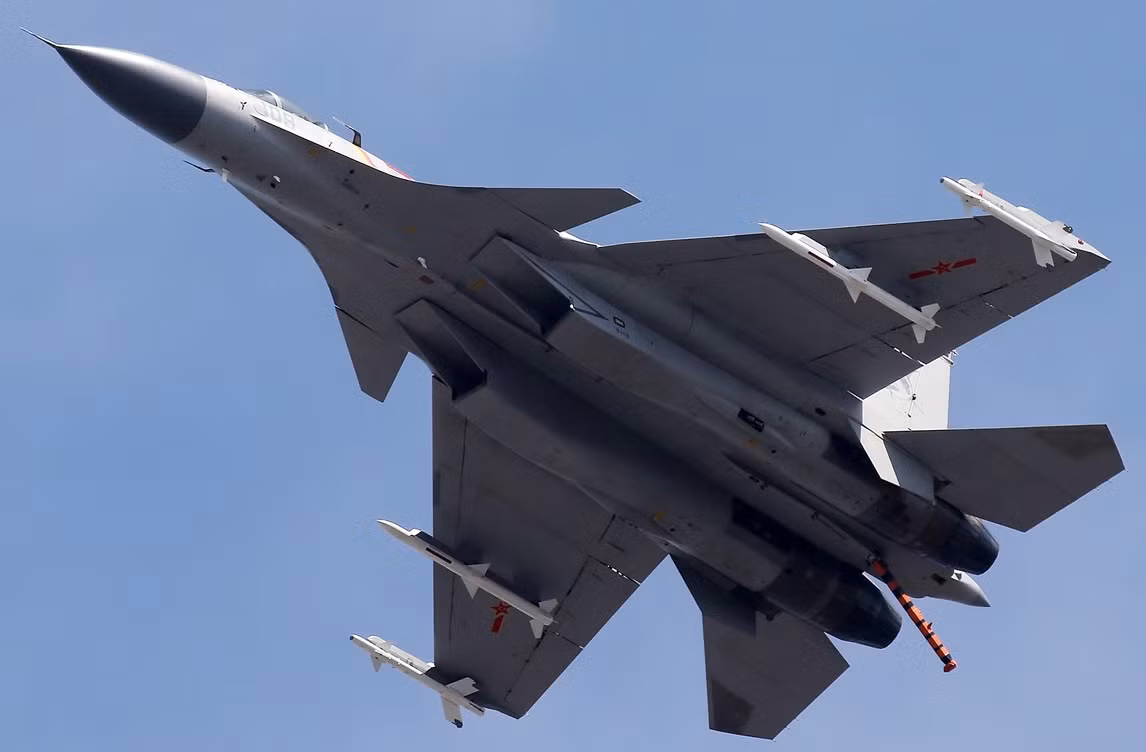 Về lý do tại sao các J-15 lại nặng nề như vậy, chúng đã được thiết kế có tới 12 giá cứng treo vũ khí, đi kèm với đó là khả năng tương thích với các loại tên lửa chống hạm đến đối không, thậm chí là các loại bom thông minh cùng rocket, hay cả các loại thiết bị đối kháng điện tử chống radar. Nguồn ảnh: Sino Defence.