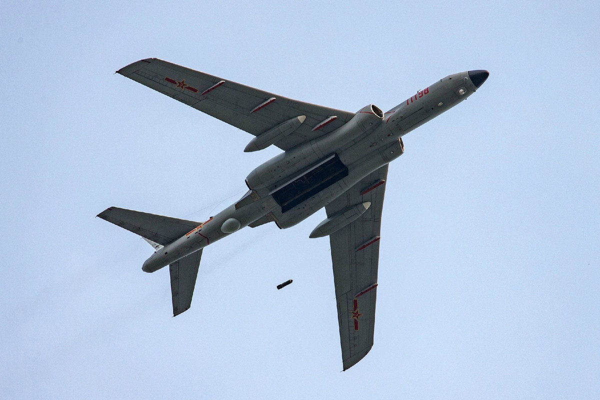 Thân của các oanh tạc cơ H-6N này thậm chí đã được sửa đổi để có thể mang theo cả các tên lửa đạn đạo mang đầu đạn hạt nhân để phóng được từ trên không. Đây cũng chính là mẫu máy bay ném bom đầu tiên của Trung Quốc mang khả năng hạt nhân mà có thể tiếp nhiên liệu trên không. Nguồn ảnh: Sino Defence.