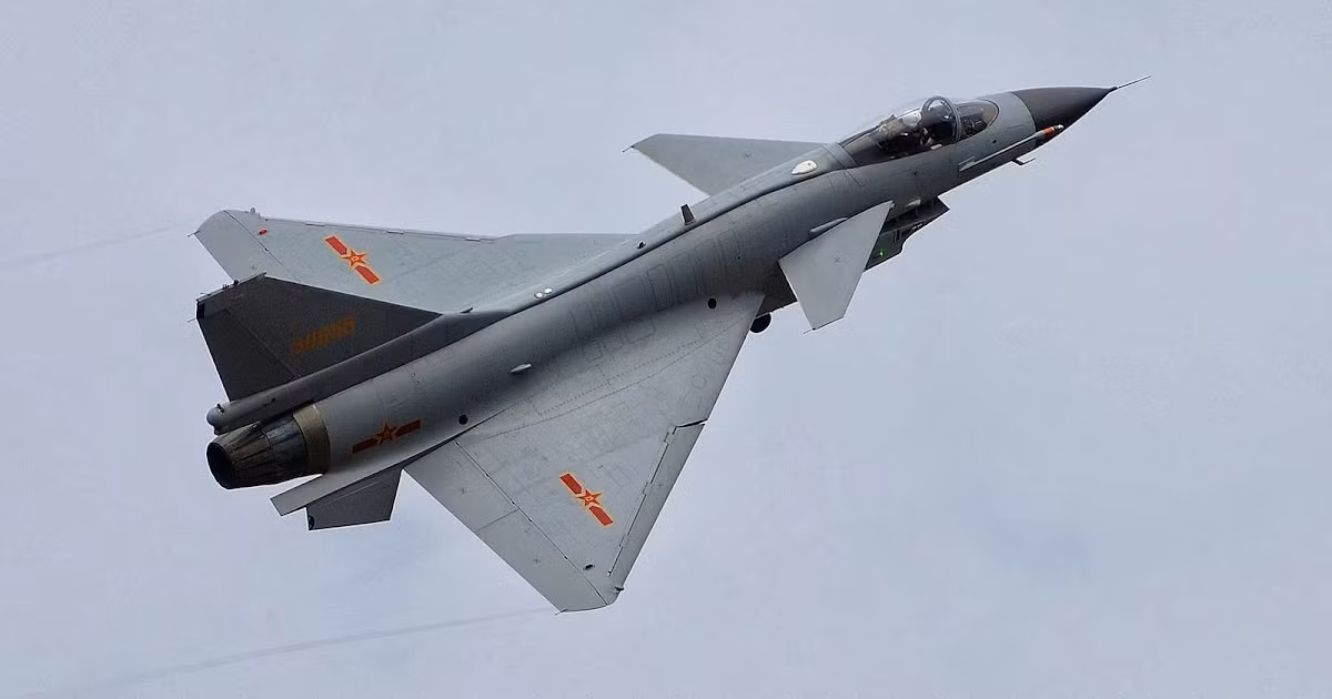 Về các J-10 này, lần đầu tiên mẫu chiến đấu cơ tối tân này của Trung Quốc được giới thiệu là vào năm 2005, đây là một mẫu máy bay chiến đấu đa nhiệm của Trung Quốc được thiết kế khá đặc biệt, với thiết kế cánh tam giác và trông giống với một cánh hoa hồng. Nguồn ảnh: QQ.