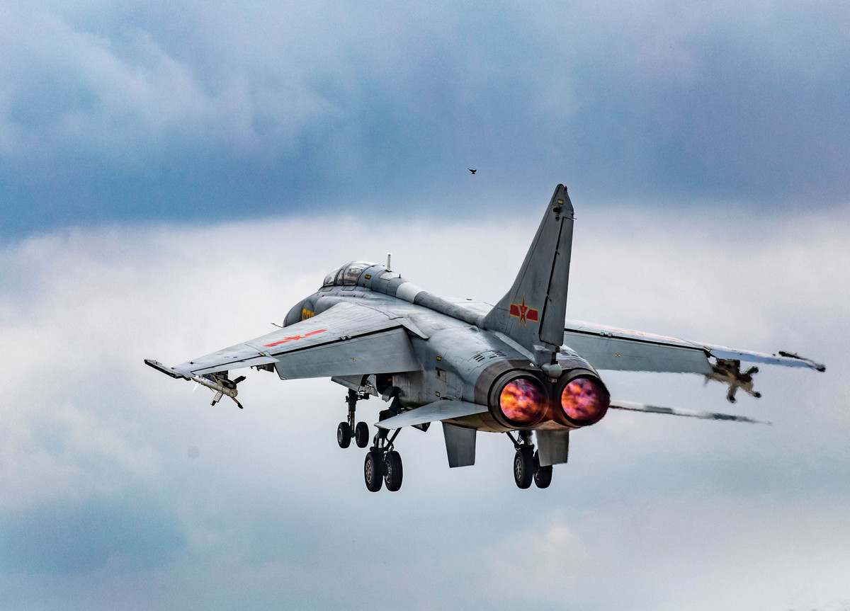 Về tốc độ, chúng có thể đạt tốc độ tối đa đạt tới Mach 1.69 với bộ động cơ đôi Xian WS9 của mình, hoạt động bền bỉ trong phạm vi 3.650km, độ cao tối đa 15.500m và bán kính chiến đấu trong khoảng 1.650km. Nguồn ảnh: QQ.