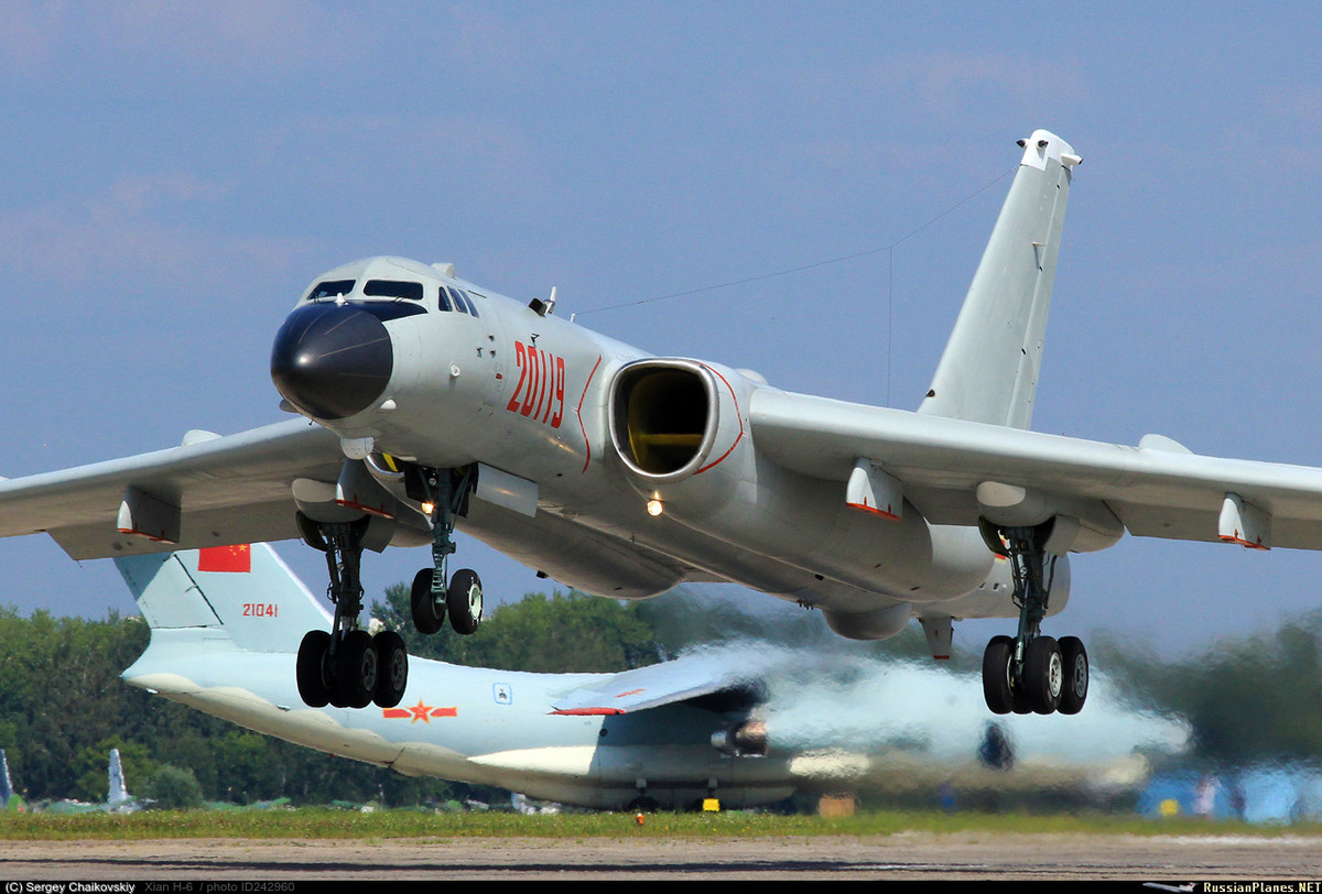 Với mẫu oanh tạc cơ chiến lược H-6 này của mình, Trung Quốc cũng đã thành lập được một phi đội máy bay ném bom được đánh giá là phi đội lớn nhất của Quân đội Trung Quốc, khi phi đội này có sự hiện diện của tới hơn 230 chiếc H-6 này trong biên chế 2 lực lượng PLAAF và PLAN với một số biến thể. Nguồn ảnh: russianplanes.net.